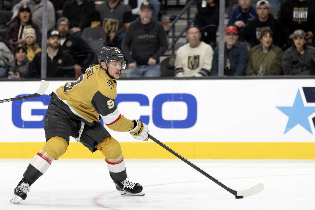 El centro de los Golden Knights Jack Eichel (9) se escapa hacia la red durante el tercer period ...