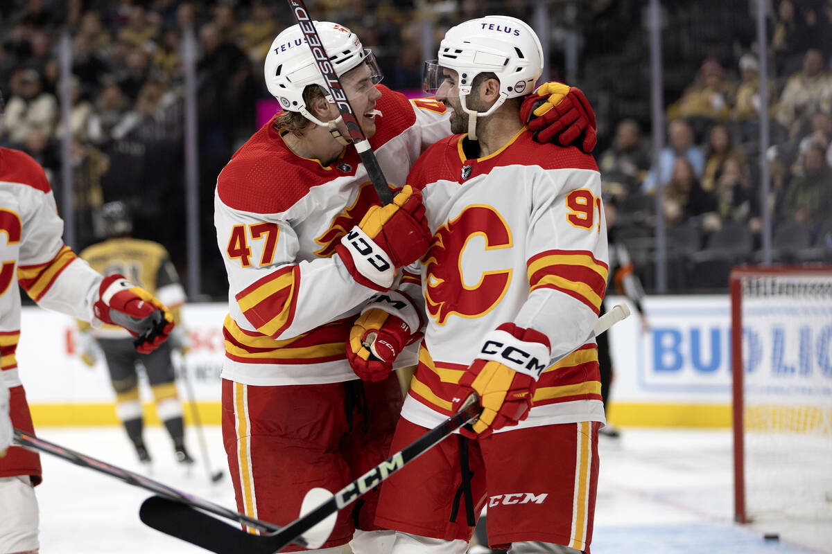 El centro Connor Zary (47) y el centro Nazem Kadri (91) de los Flames celebran el gol de Kadri ...