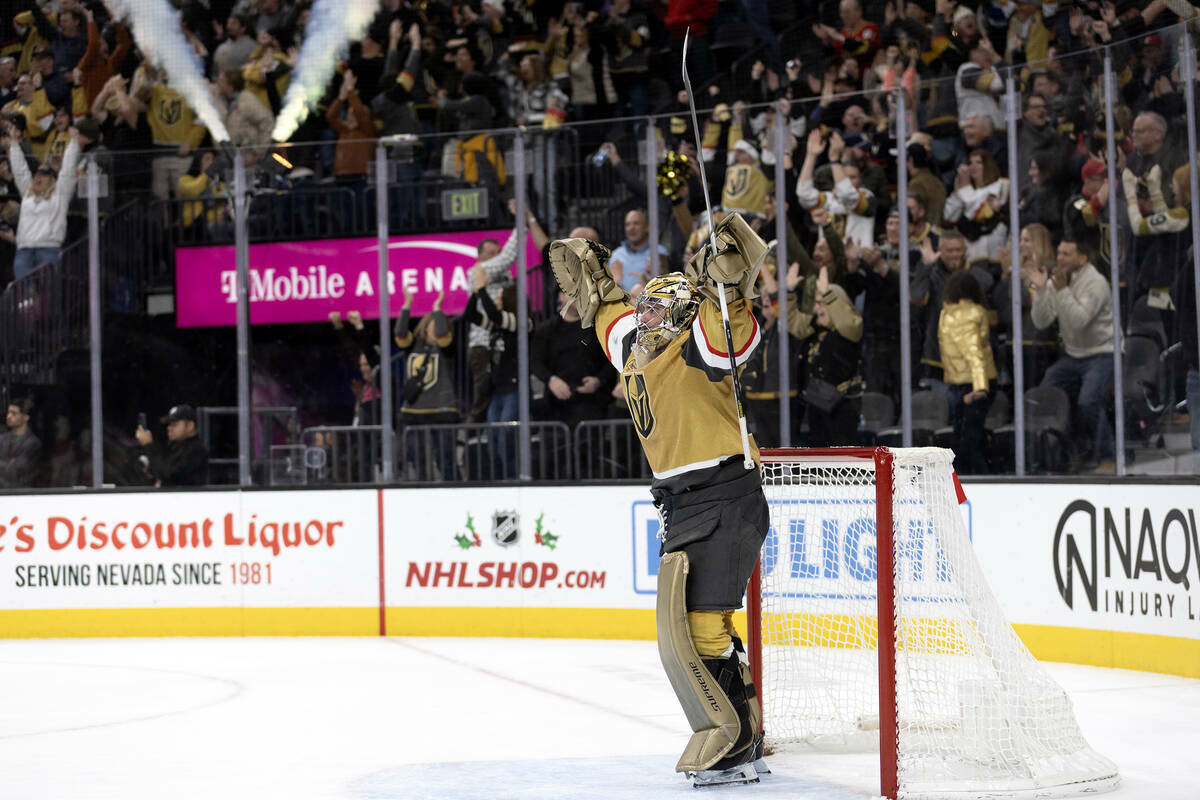 El portero de los Golden Knights Logan Thompson (36) aplaude cuando su equipo marca el gol de l ...