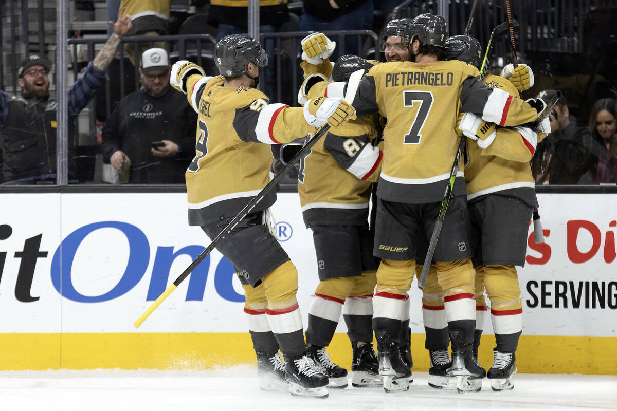 Los Golden Knights rodean a su capitán, el ala derecha Mark Stone, después de que anotó un g ...