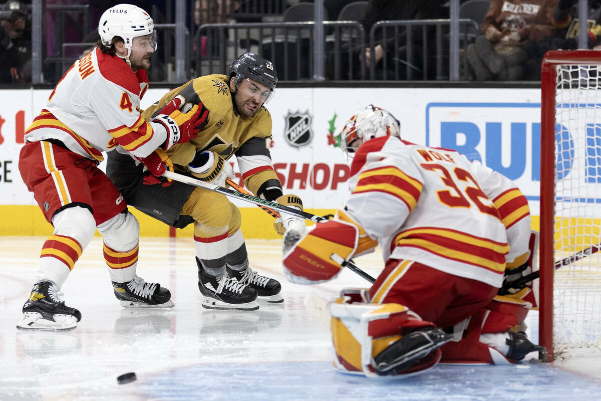 El ala izquierda de los Golden Knights William Carrier (28) pasa el puck por el hielo para inte ...