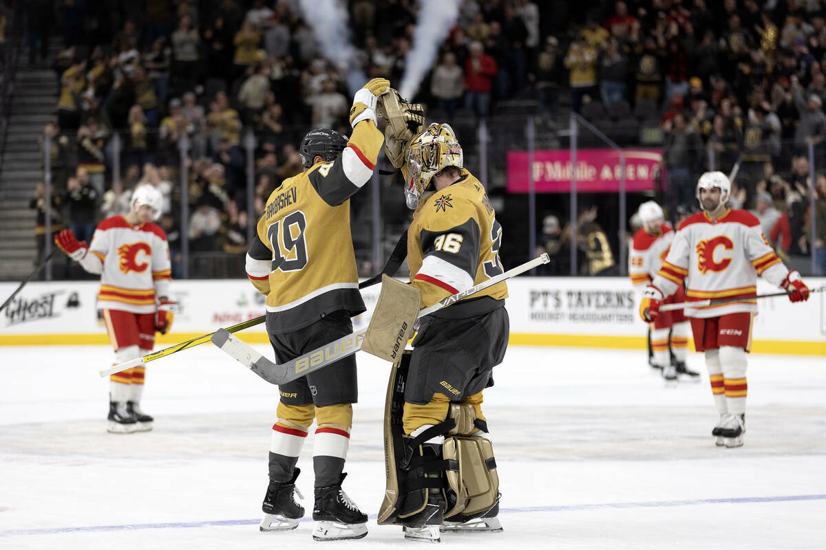 El centro Ivan Barbashev (49) y el portero Logan Thompson (36) de los Golden Knights celebran s ...