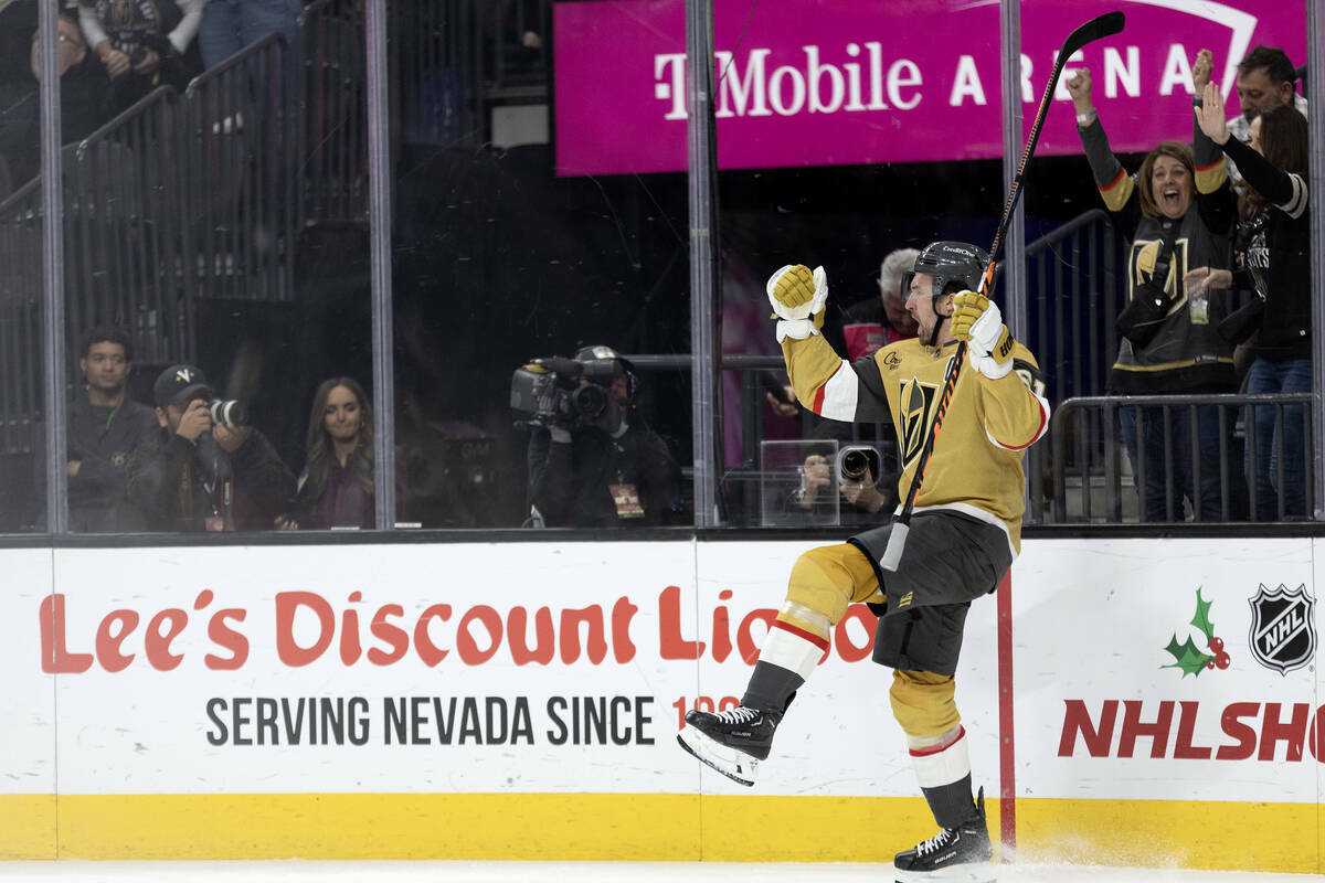 El ala derecha de los Golden Knights Mark Stone (61) celebra su gol durante el tercer periodo d ...