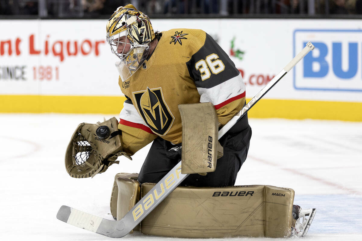 El portero de los Golden Knights Logan Thompson (36) salva el puck durante el segundo periodo d ...