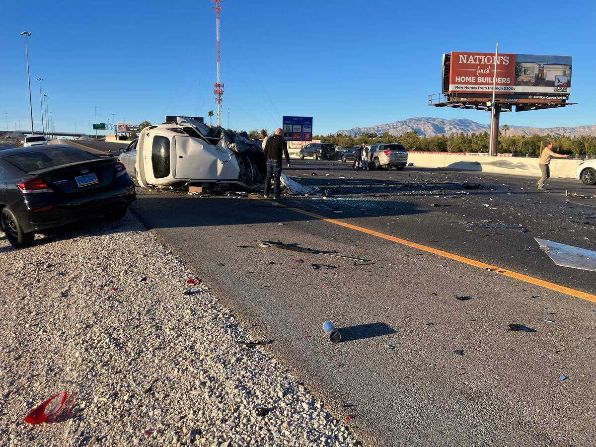 Un vehículo volcado cerca de la escena de un accidente que dejó tres muertos en la U.S. Highw ...