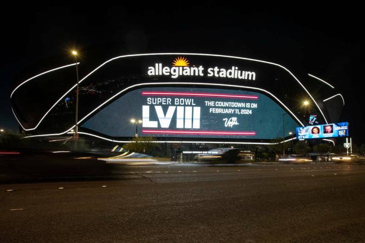 El Allegiant Stadium muestra un mensaje del Super Bowl LVII de 2024 en diciembre de 2021 en Las ...