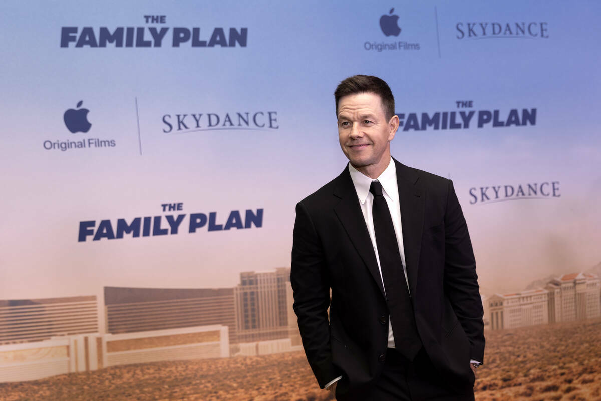 El actor y productor Mark Wahlberg en la alfombra roja durante el estreno de ‘The Family Plan ...