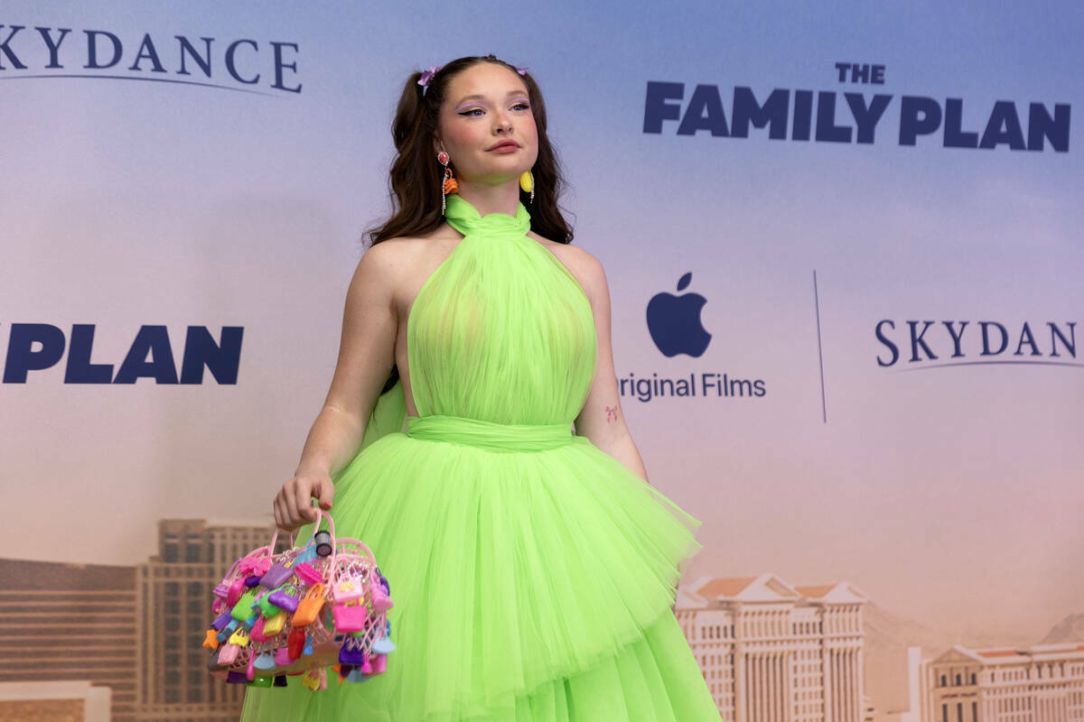 La actriz Zoe Colletti en la alfombra roja durante el estreno de ‘The Family Plan’ de Apple ...