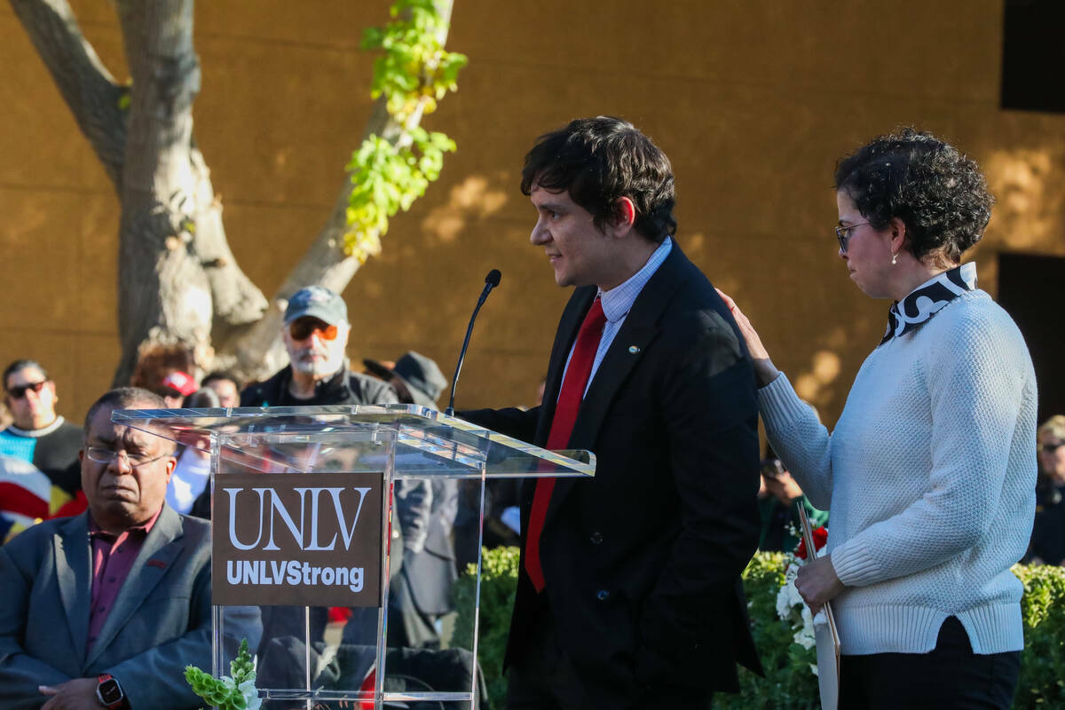 Miembros de la comunidad de la UNLV comparten historias de la Dra. Patricia Navarro Vélez, ase ...