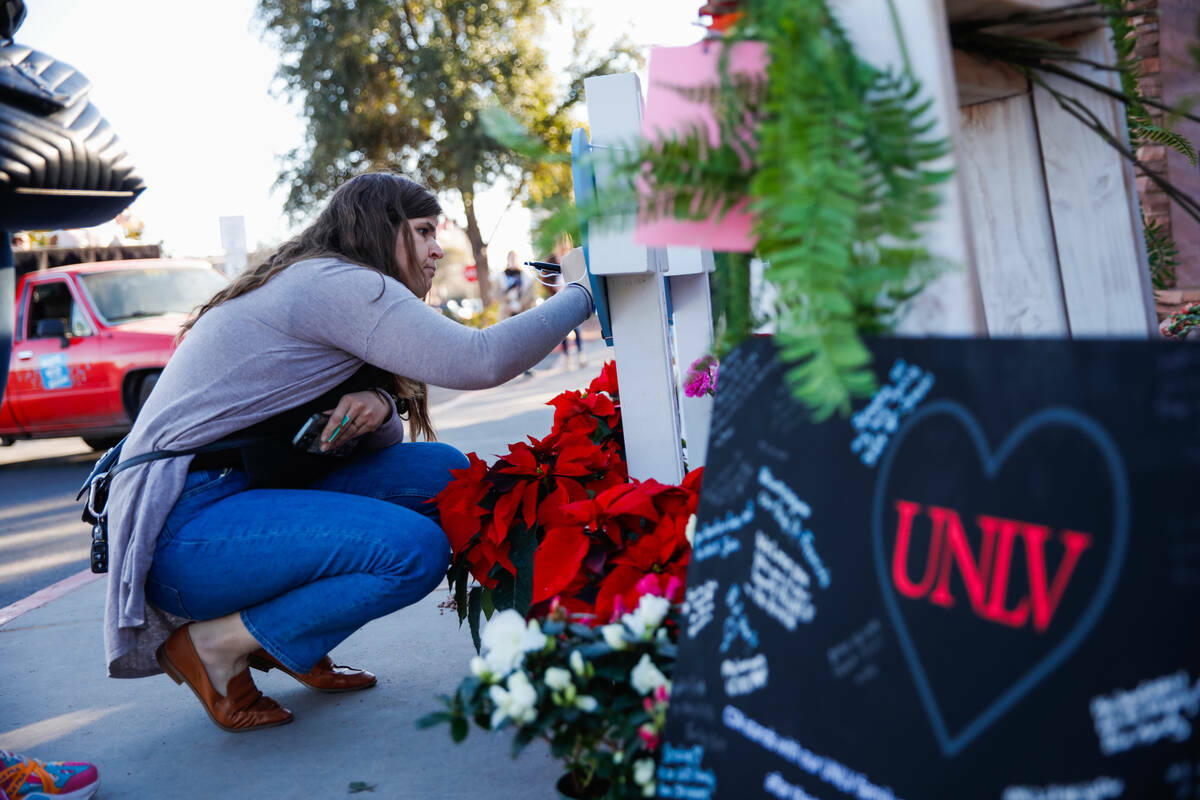 Jacqueline Murphy, exalumna de la UNLV, llora la pérdida de tres profesores, el Dr. Jerry Cha- ...