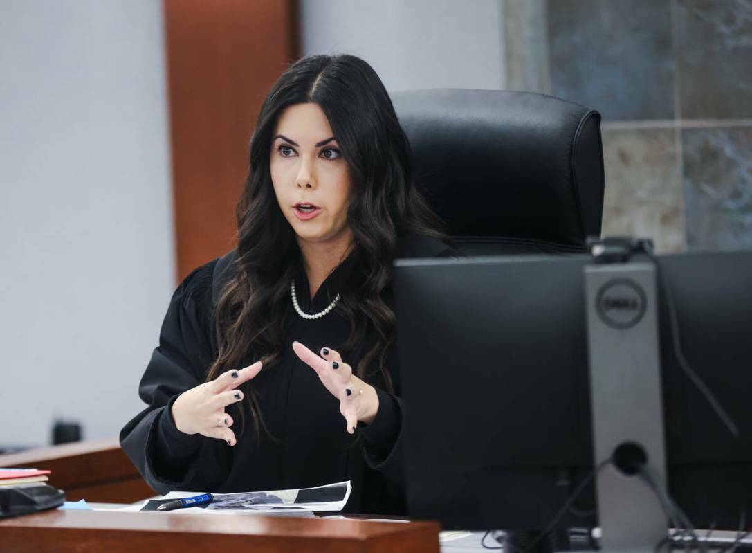 La juez de paz Nadia Wood se dirige a los abogados defensores de los cuatro adolescentes arrest ...