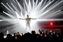 Justin Timberlake actúa en el escenario durante la gran celebración de apertura del Fontaineb ...