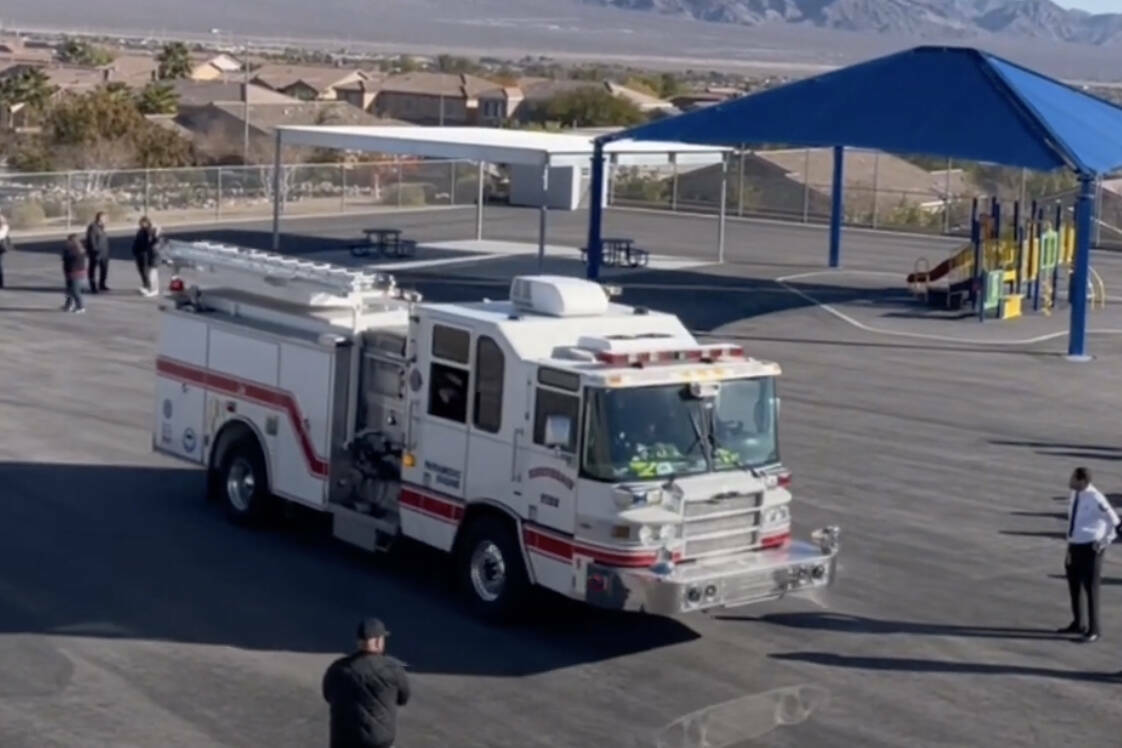 Esta captura de pantalla de vIdeo muestra a los bomberos de la Firefighters of Southern Nevada ...