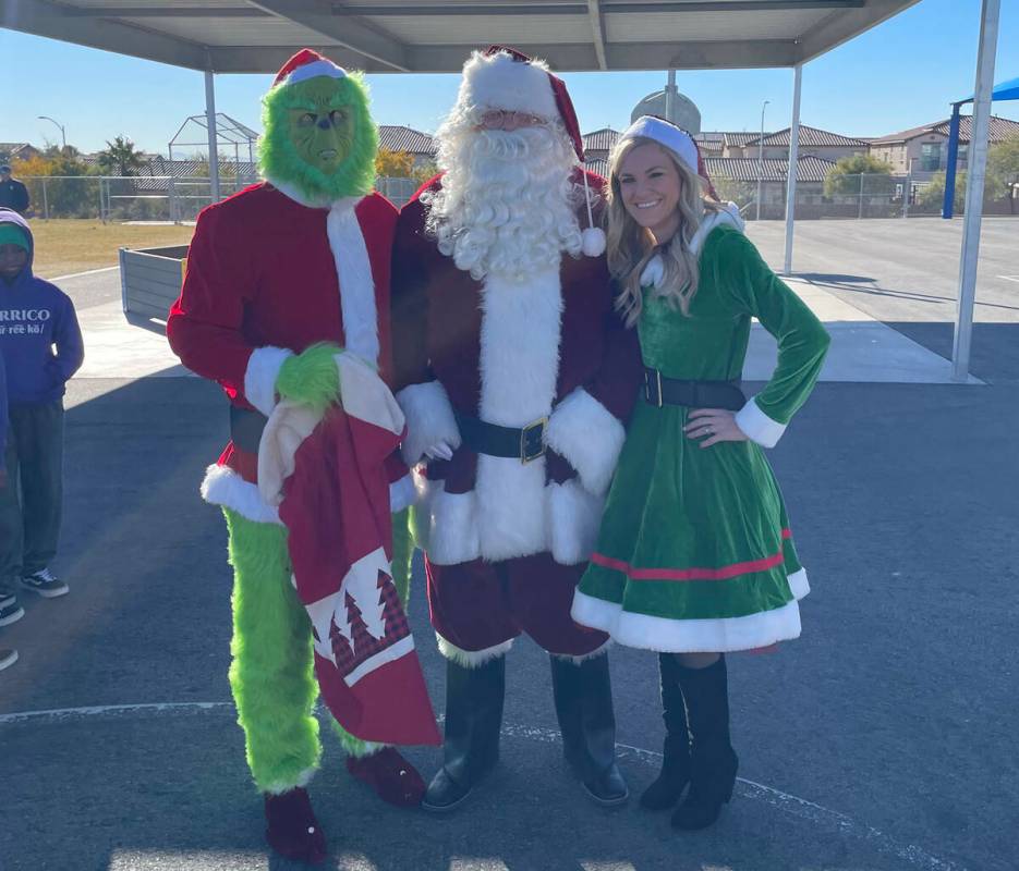 El Grinch, Santa Claus y la Sra. Claus distribuyen juguetes a los estudiantes de Divich Element ...