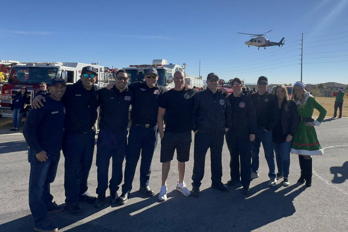 Los bomberos de la Firefighters of Southern Nevada Burn Foundation distribuyen juguetes a los e ...