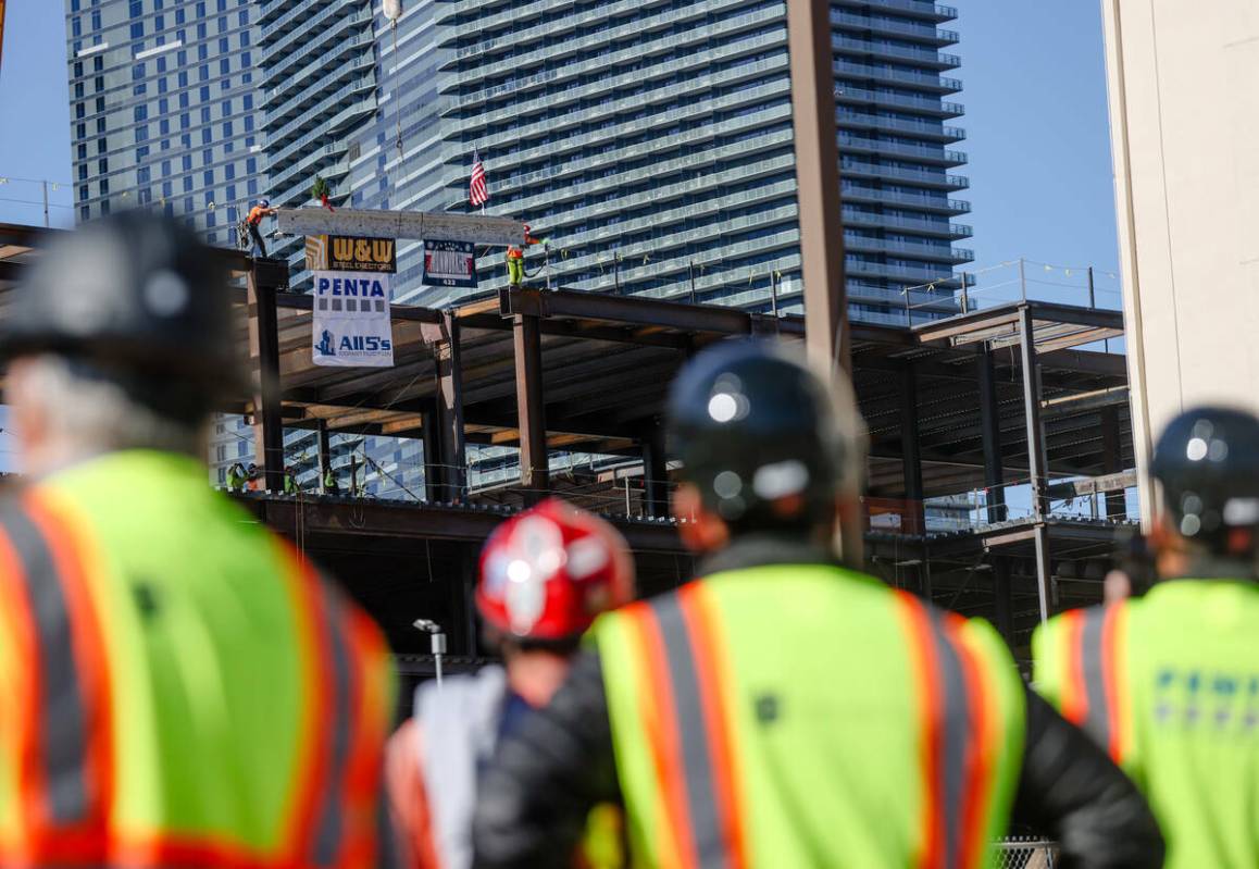 Trabajadores observan la ceremonia de remate de BLVD, un centro comercial y gastronómico de 40 ...