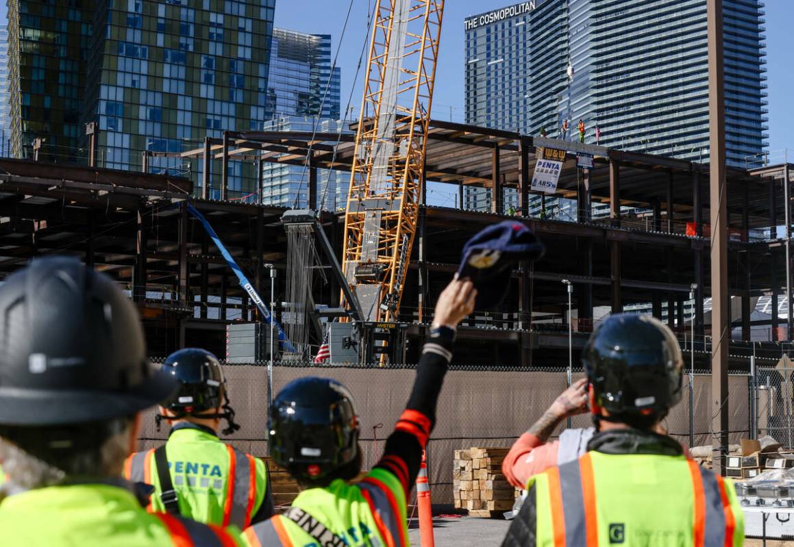 Trabajadores observan la ceremonia de remate de BLVD, un centro comercial y gastronómico de 40 ...