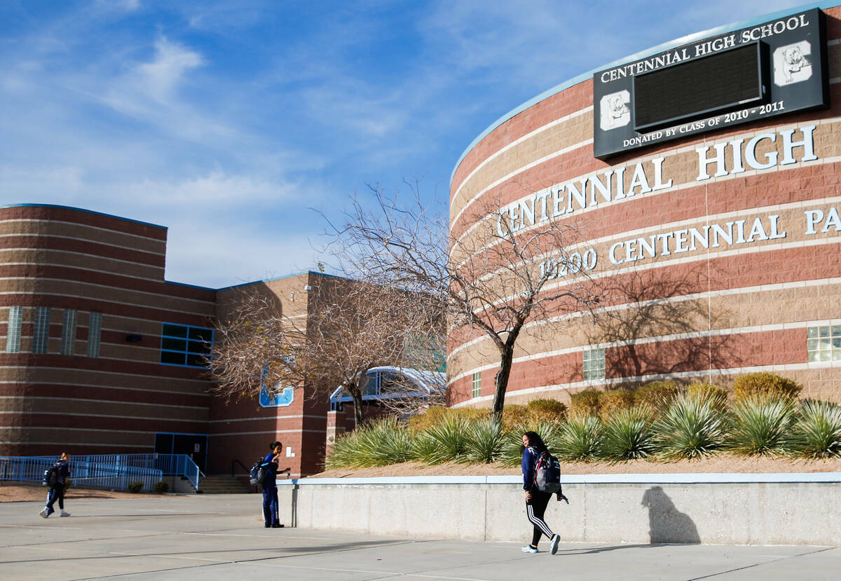 Centennial High School, una escuela recientemente identificada como potencialmente expuesta a l ...