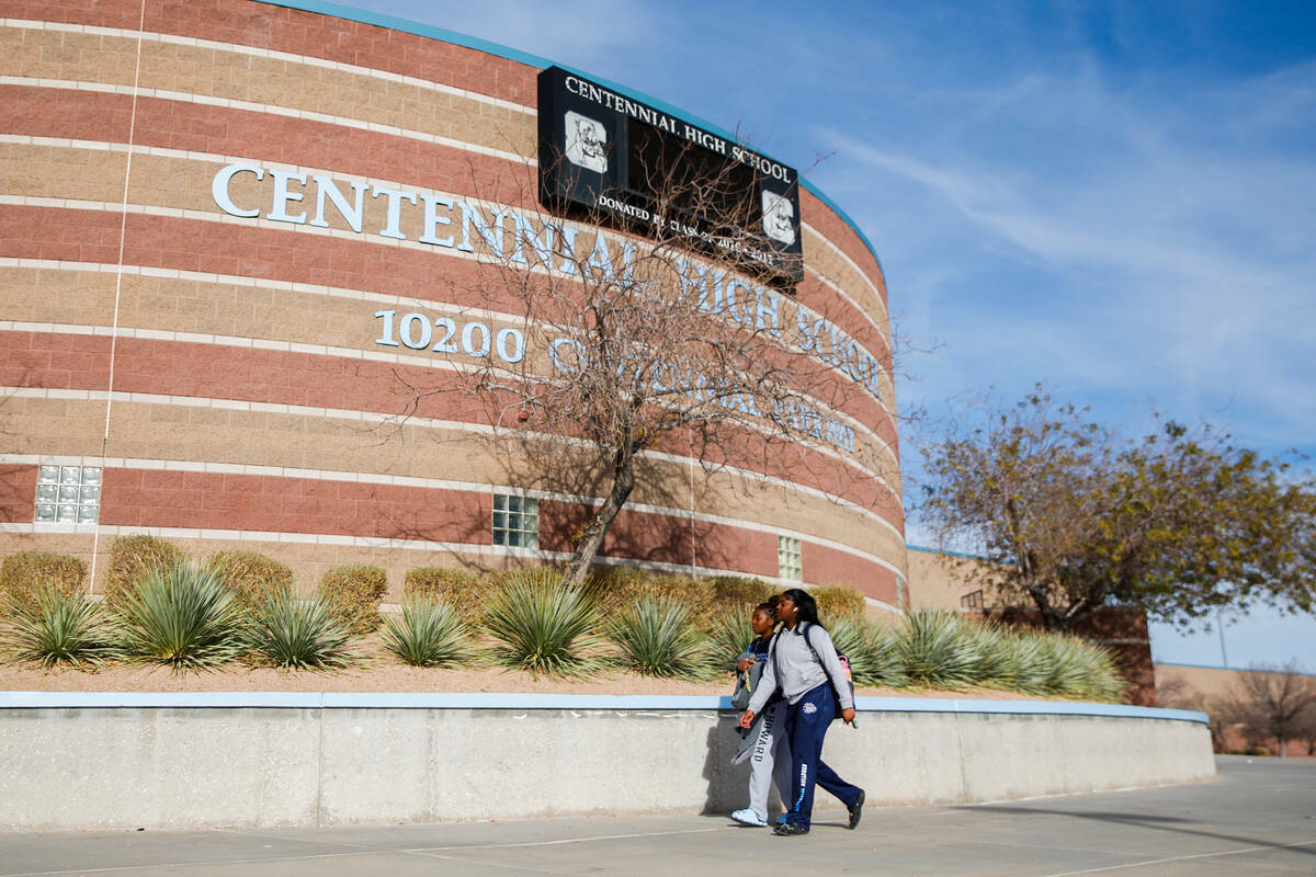 Centennial High School, una escuela recientemente identificada como potencialmente expuesta a l ...