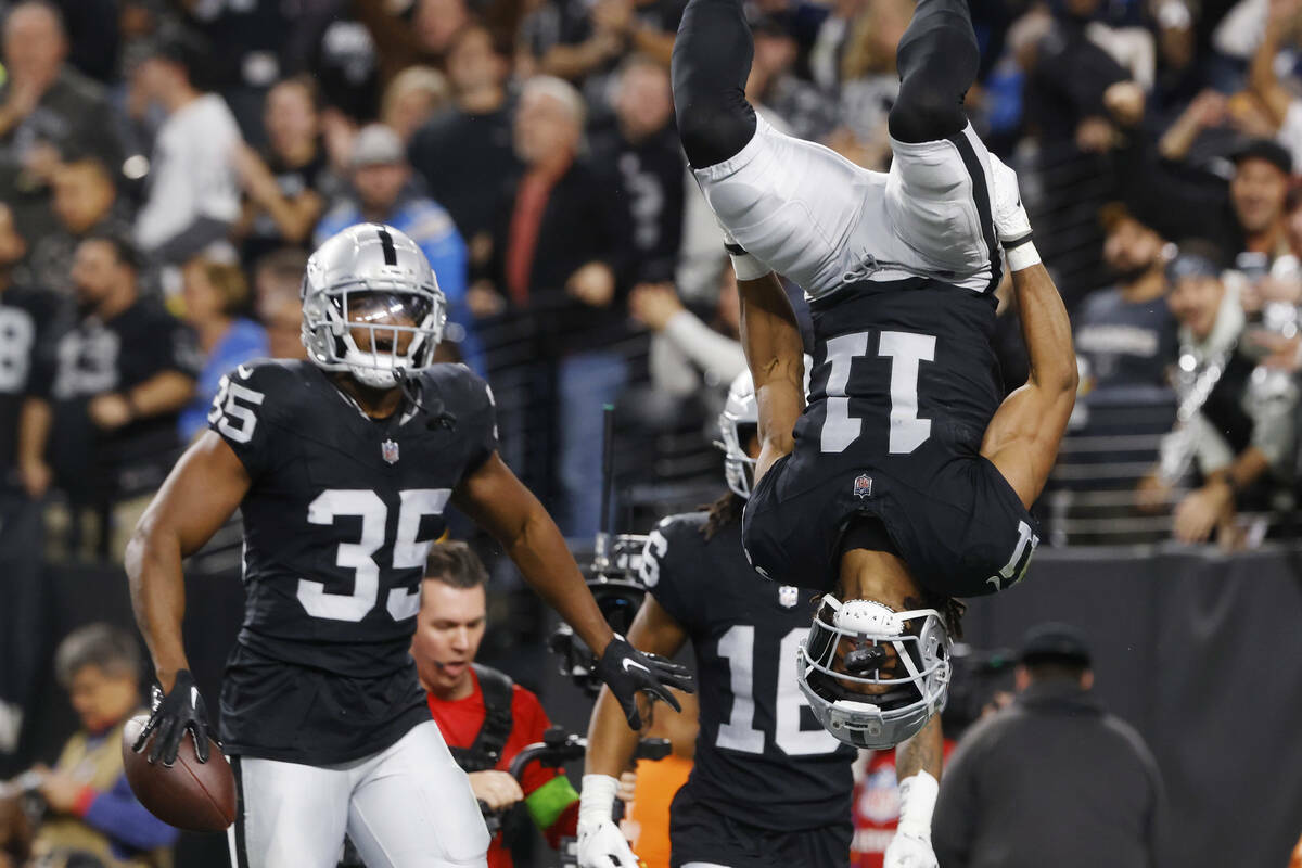 El wide receiver de los Raiders Tre Tucker (11) celebra su touchdown mientras el running back Z ...