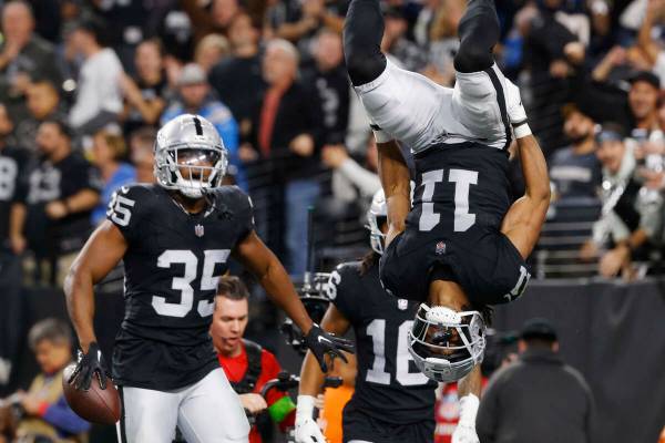 El wide receiver de los Raiders Tre Tucker (11) celebra su touchdown mientras el running back Z ...