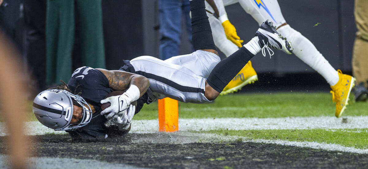 El wide receiver de los Raiders Jakobi Meyers (16) se zambulle en la zona de anotación para un ...