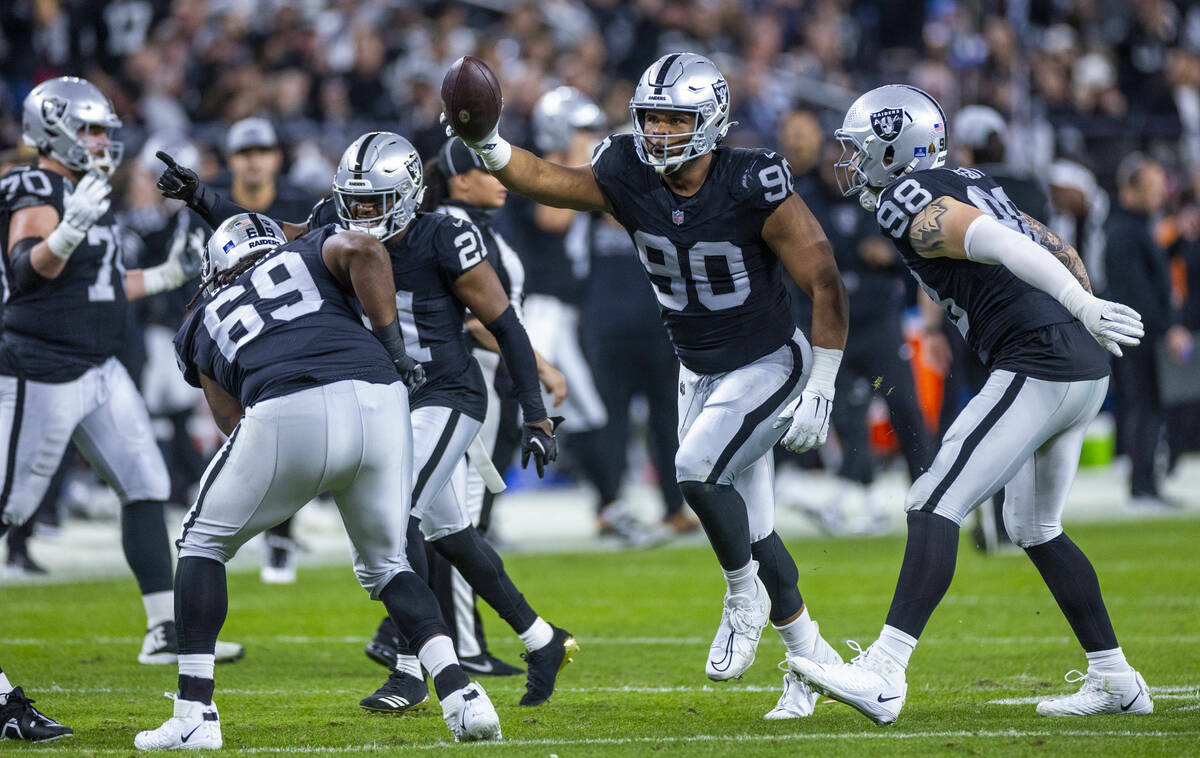 El defensive tackle de los Raiders Jerry Tillery (90) celebra la recuperación de un fumble de ...