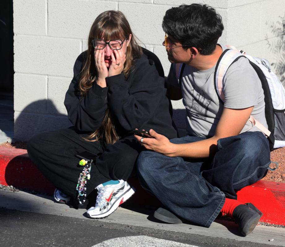 Amanda Pérez es consolada por su compañero Alejandro Barrón cerca de Maryland Parkway tras u ...