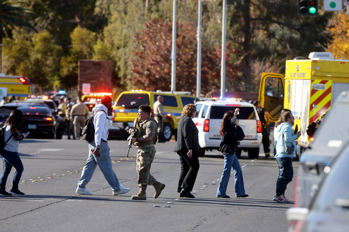 La policía evacua a estudiantes en Harmon Avenue cerca de Maryland Parkway después de un tiro ...