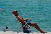 Un bañista disfruta del sol, el miércoles 12 de julio de 2023, en Miami Beach, Florida. El Co ...