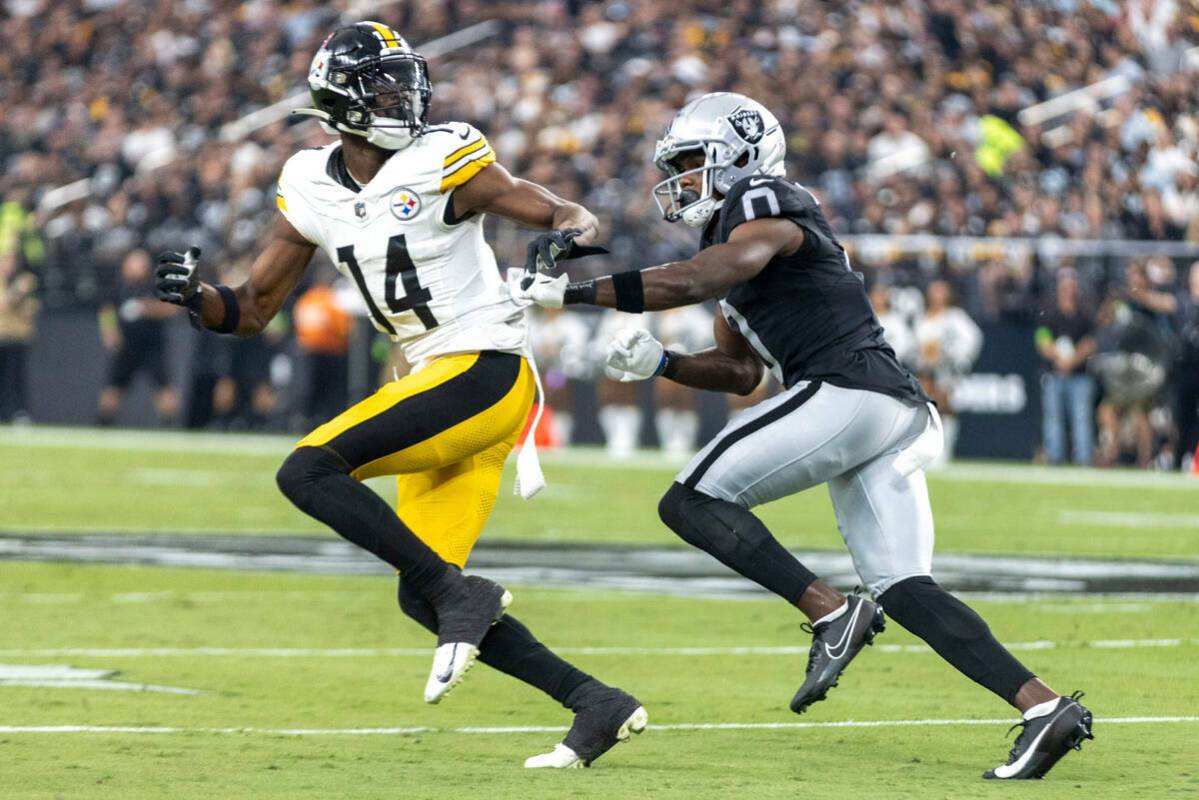 El cornerback de los Raiders Jakorian Bennett (0) defiende al wide receiver de los Pittsburgh S ...