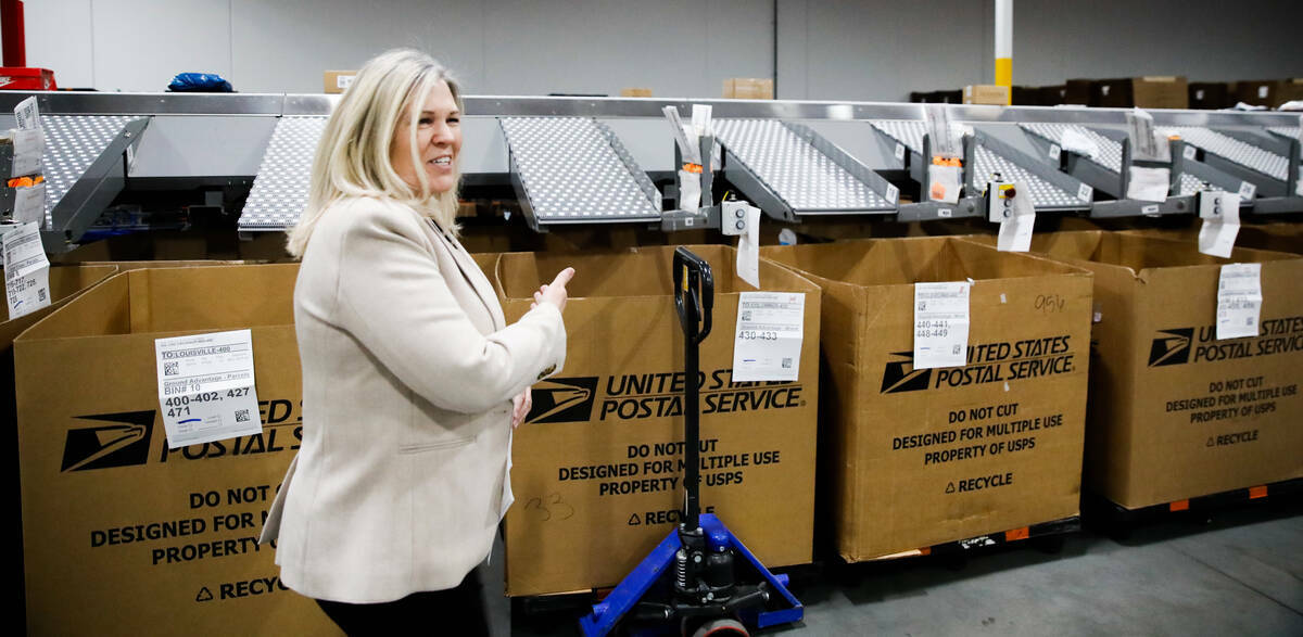 Terry Mullins, directora de la planta de USPS en Las Vegas, supervisa un centro de distribució ...