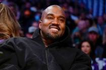 Kanye West mira la primera mitad de un partido de baloncesto de la NBA entre los Washington Wiz ...