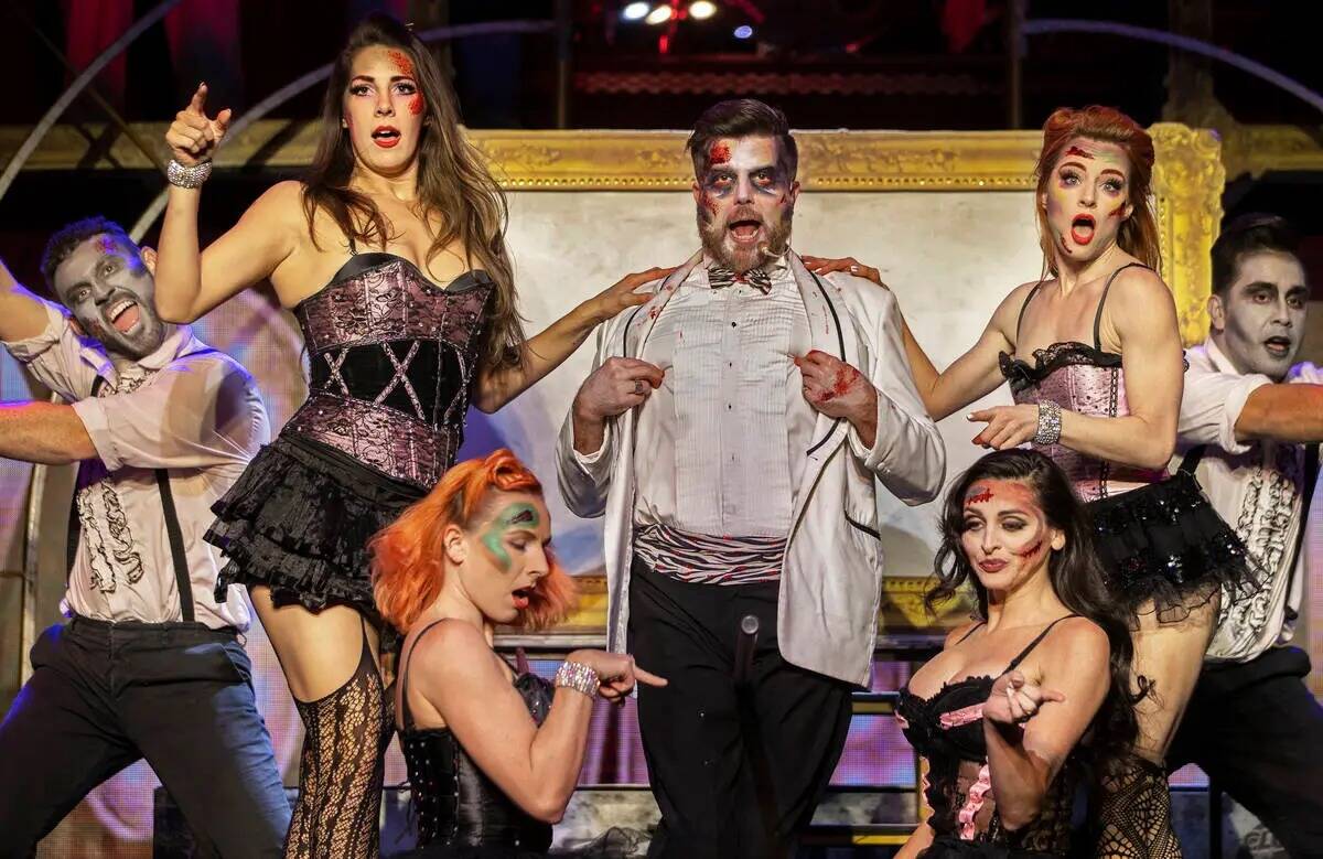 Enoch Augustus Scott, en el centro, se presenta en "Zombie Burlesque" en el V Theater el martes ...