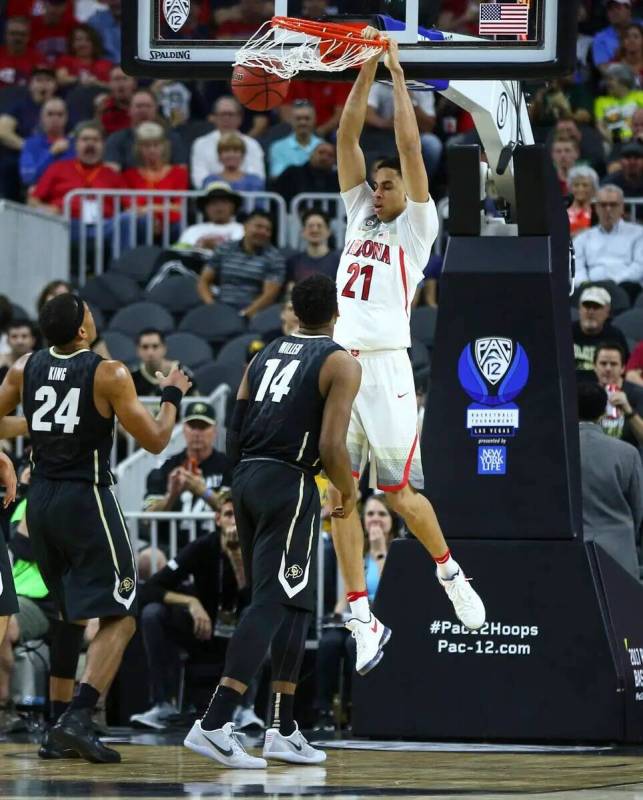 El pívot de Arizona Chance Comanche (21) contra Colorado durante el torneo de básquetbol de l ...