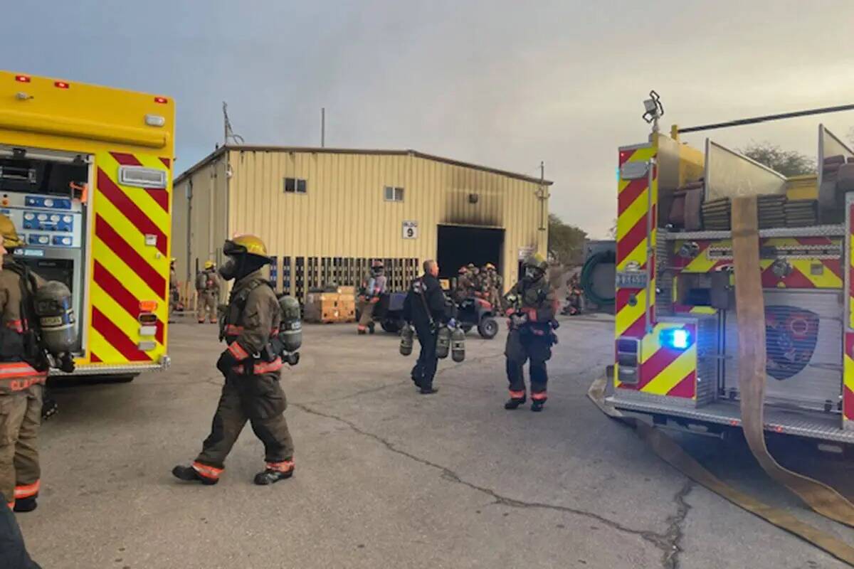 Los bomberos luchan contra un incendio el lunes, 18 de diciembre de 2023, en un edificio del Di ...