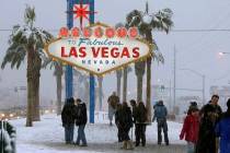 La gente visita la señal de bienvenida en el Strip de Las Vegas para tomar fotos mientras la n ...