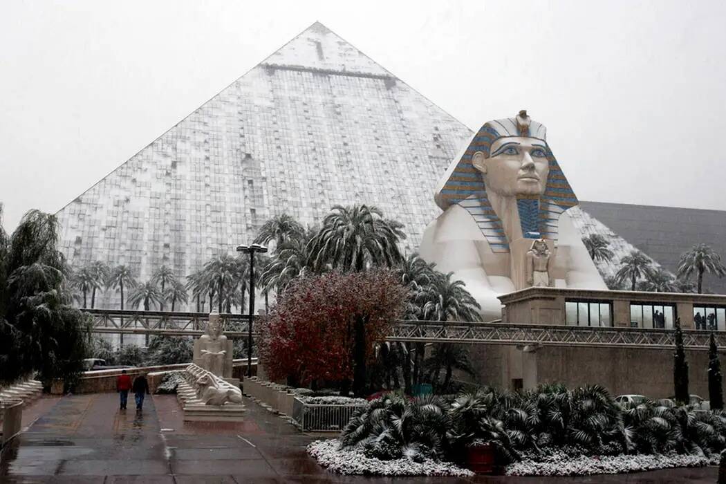 El Luxor está cubierto de nieve en el Strip de Las Vegas el miércoles 17 de diciembre de 2008 ...