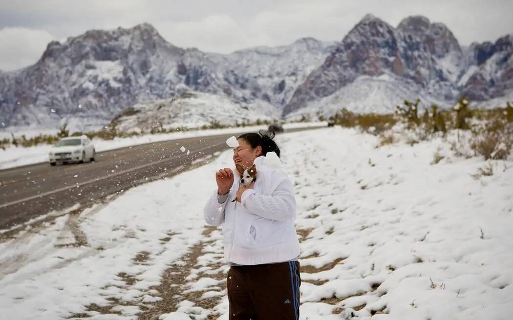 Jennifer Nieves, de 17 años, intenta esquivar una bola de nieve mientras participa en una pele ...