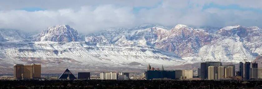El Strip de Las Vegas con las Spring Mountains cubiertas de nieve el 16 de diciembre de 2008. ( ...