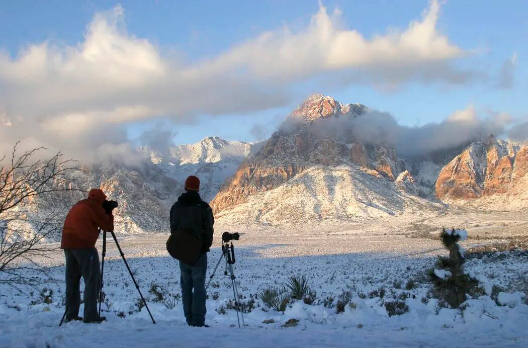 Fotógrafos se reúnen en el mirador de Red Rock, en la ruta estatal 159, para captar imágenes ...