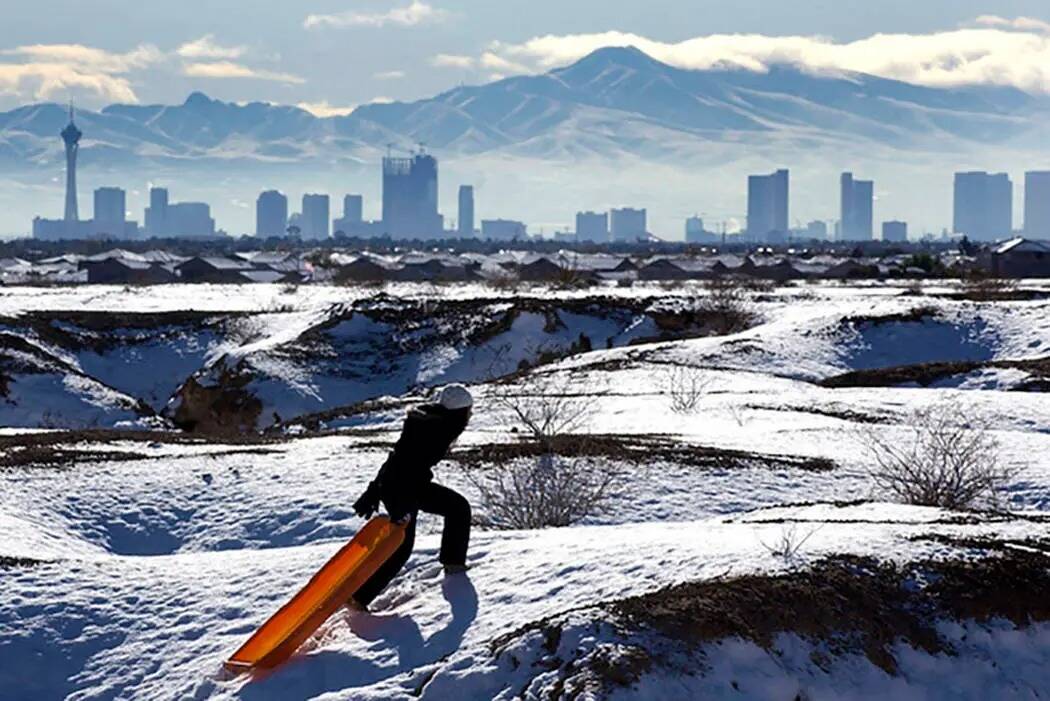 Con el horizonte de Las Vegas al fondo, Kymberlee Nguyen se dirige a la cima de una colina mien ...