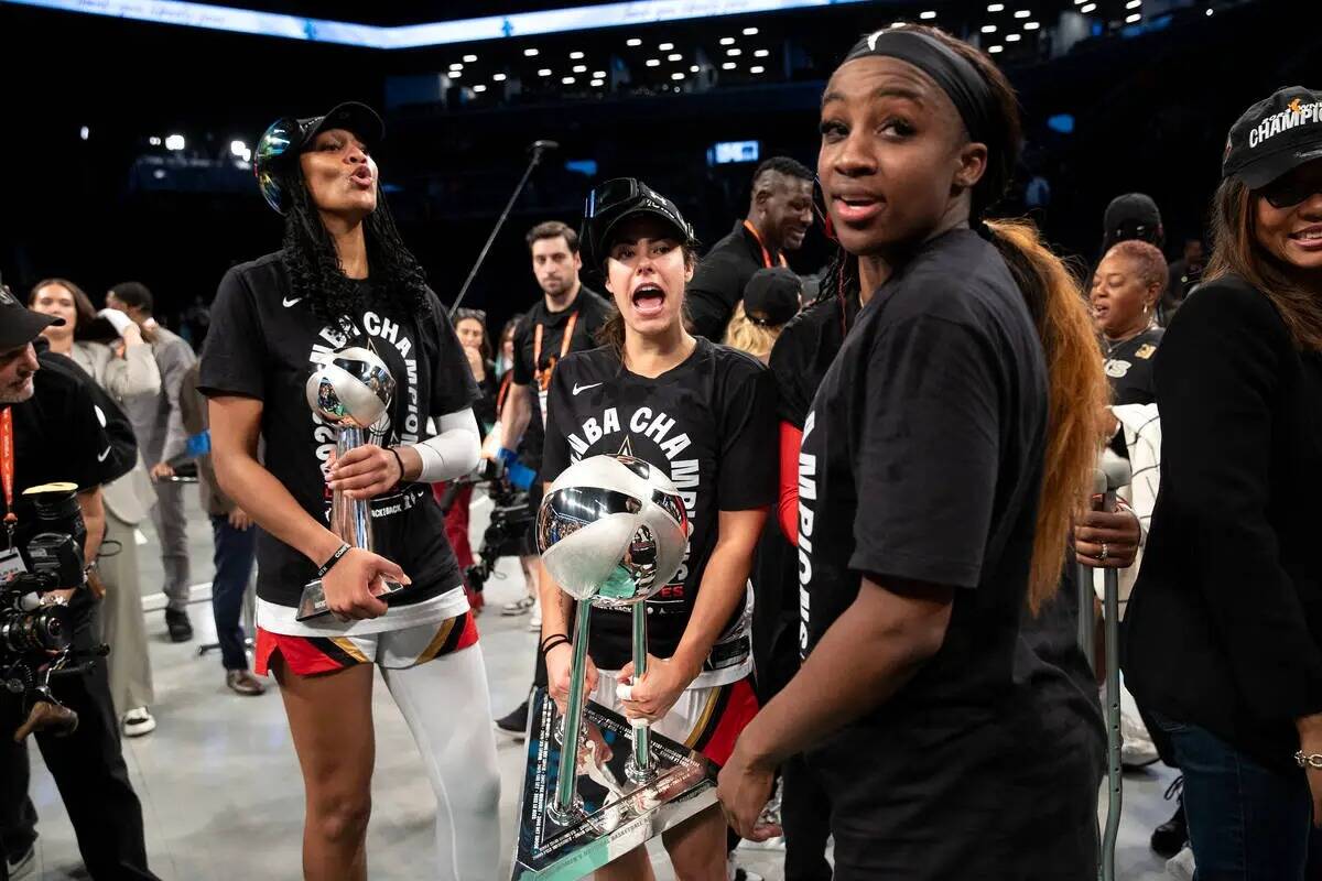 La alera de Las Vegas Aces A'ja Wilson (22), la escolta Kelsey Plum (10) y la escolta Jackie Yo ...