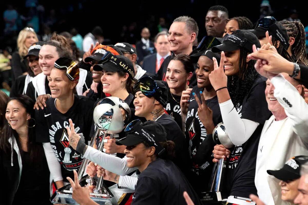 Las Vegas Aces posan con su trofeo tras ganar el cuarto partido de la final de básquetbol de l ...