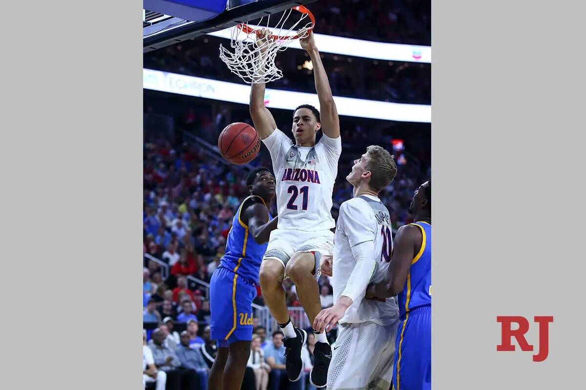 El pívot de Arizona Chance Comanche (21) hace un mate contra UCLA durante las semifinales del ...