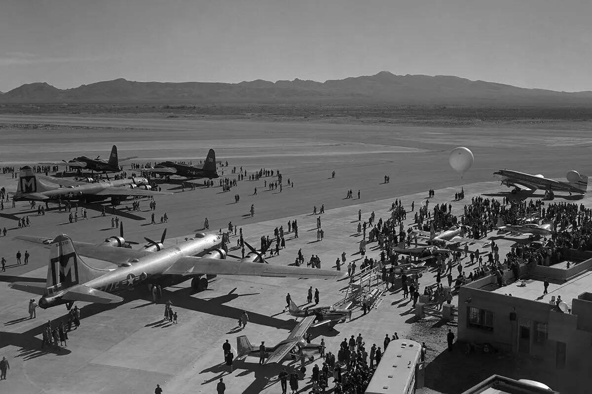 Aviones en exposición durante una ceremonia que conmemora el primer despegue oficial de un avi ...