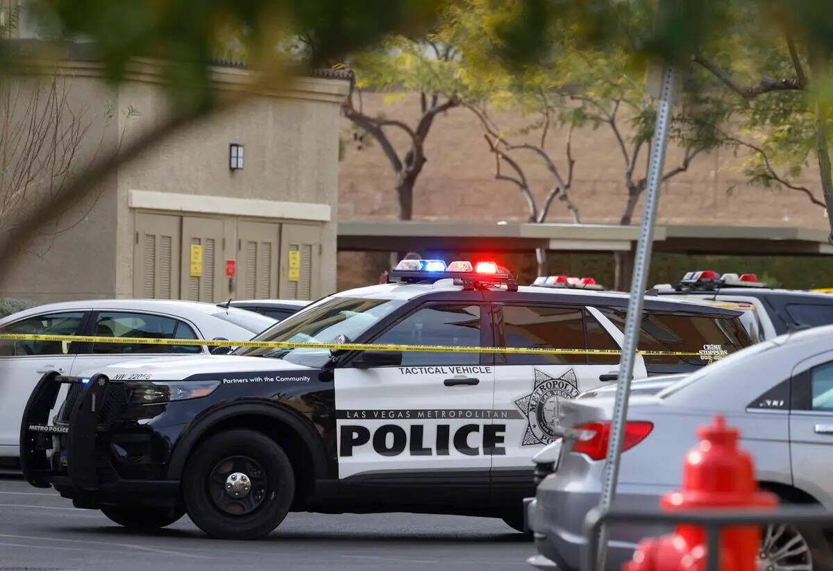 La policía de Las Vegas investiga después de que cuatro personas fueron encontradas muertas e ...