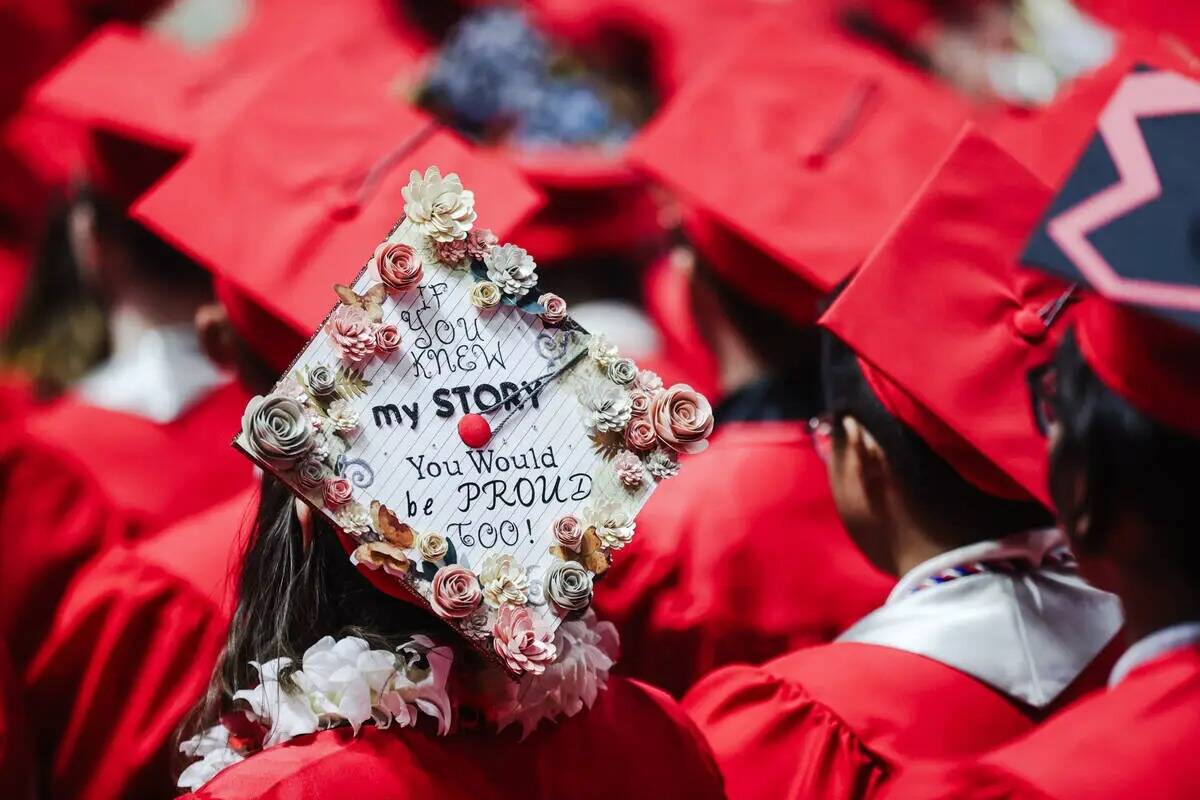 Un graduado de la UNLV en la ceremonia de graduación de invierno en el Thomas & Mack Center de ...