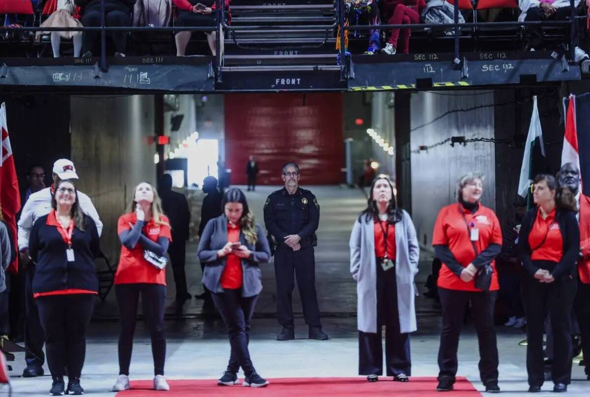 Presencia policial en la ceremonia de graduación de invierno de la UNLV en el Thomas & Mack Ce ...