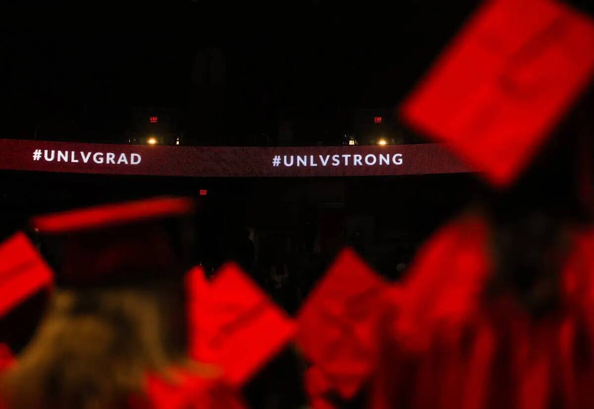 #UNLVSTRONG parpadea en las pantallas durante la ceremonia de graduación de invierno en el Tho ...